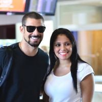 Cauã Reymond esbanja simpatia e posa sorridente com fãs em aeroporto do Rio