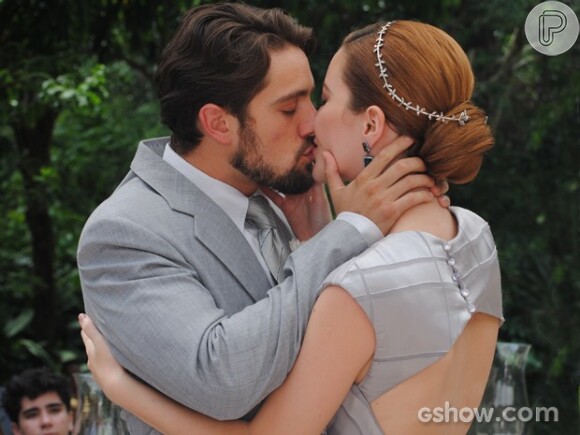 Viktor (Rafael Cardoso) e Silvia (Nathalia Dill) se casam no último capítulo de 'Joia Rara', que teve muitas uniões celebradas