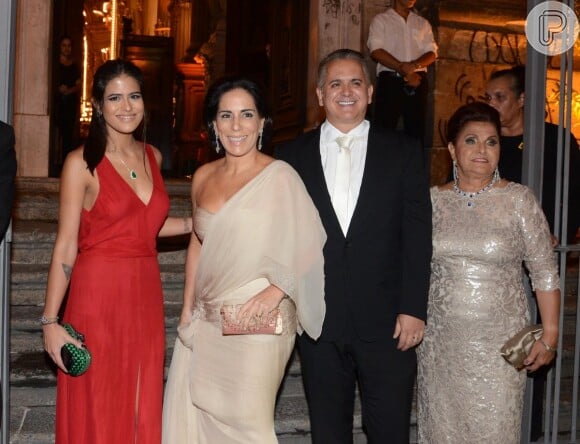 Gloria Pires e Orlando Morais foram padrinhos do casamento de Maíz Oliveira e Tato Navega e posaram com toda família