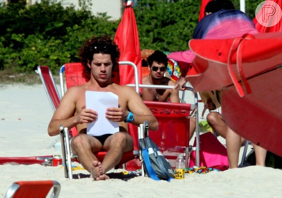 José Loreto é flagrado concentrado lendo o texto na praia da Barra da Tijuca, no Rio de Janeiro