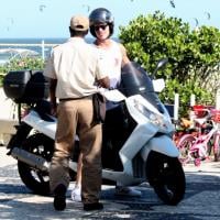 José Loreto estaciona moto em local proibido e é advertido por guardas no Rio