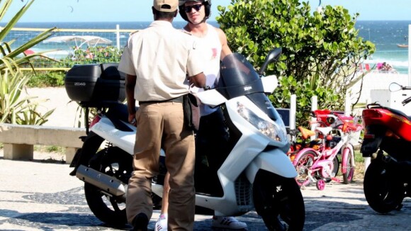 José Loreto estaciona moto em local proibido e é advertido por guardas no Rio