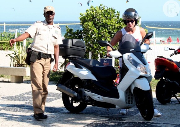 José Loreto ao lado de um dos guardas que interromperam sua tarde de sol, pois o ator tinha estacionado em local proibido, na praia da Barra, no Rio