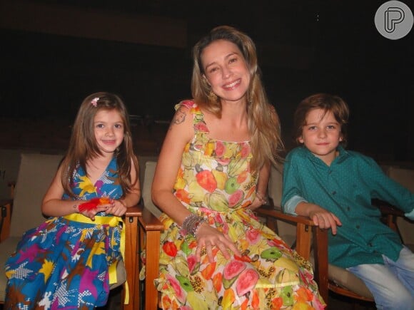 Luana Piovani posa com Giovanna Alparone e Victório Ghava, que fazem parte do elenco infantil da peça