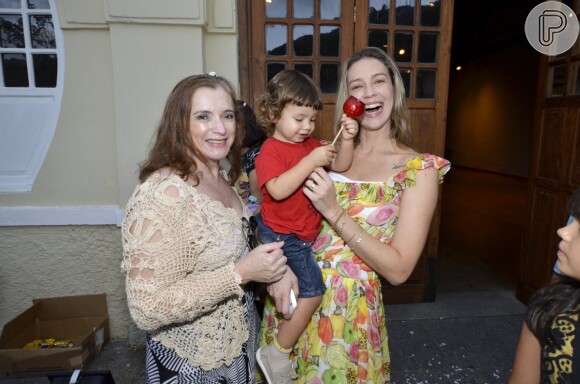 Luana Piovani posa com o filho Dom e a mãe Francis Margarete