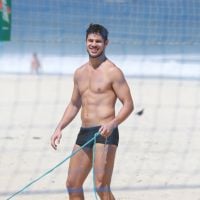 José Loreto exibe corpo em forma e atrai fãs em praia carioca