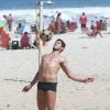 José Loreto joga futevôlei na praia da Barra da Tijuca, no Rio de Janeiro, em 7 de abril de 2014
