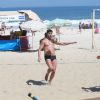 José Loreto joga futevôlei na praia da Barra da Tijuca, no Rio de Janeiro, em 7 de abril de 2014