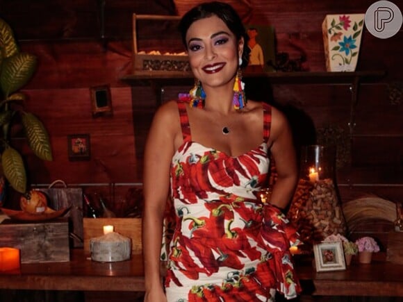 Juliana Paes escolheu um vestido divertido para assistir a estreia de 'Meu Pedacinho de Chão'