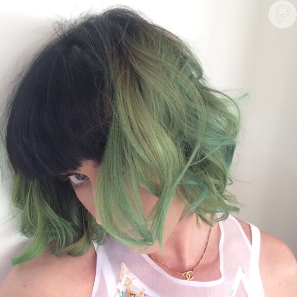 Katy Perry publicou uma foto em seu Instagram em que aparece com o cabelo verde, em 8 de abril de 2014
