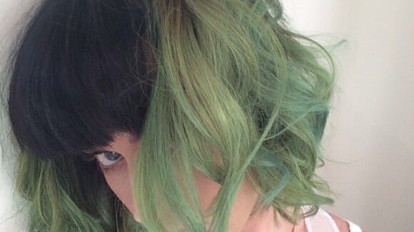 Katy Perry muda o visual e pinta o cabelo: 'Verde para a primavera'