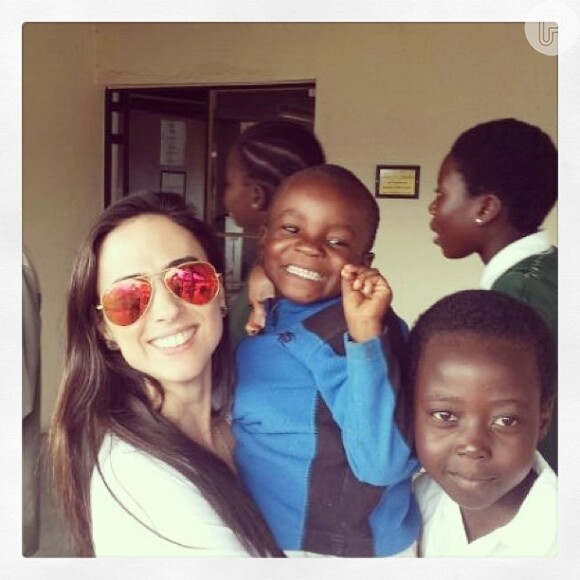 Tatá Werneck visita orfanato na África do Sul e apadrinha uma menina, em 8 de abril de 2014