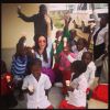Tatá Werneck se diverte com crianças de orfanato da África do Sul