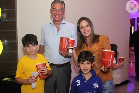 Gigi Monteiro com a família na pré-estreia do filme 'Capitão América 2', em São Paulo, na noite desta terça-feira, 8 de abril de 2014