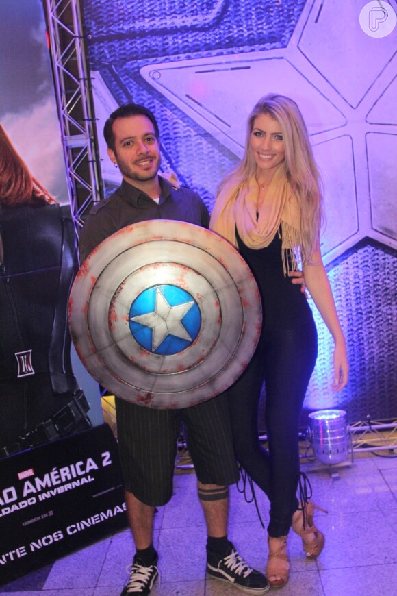 Max Porto e a namorada Ariane Cerqueira na pré-estreia do filme 'Capitão América 2'