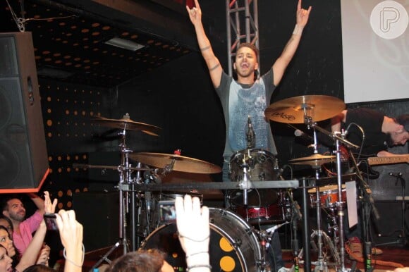 Junior Lima toca bateria em show, em São Paulo