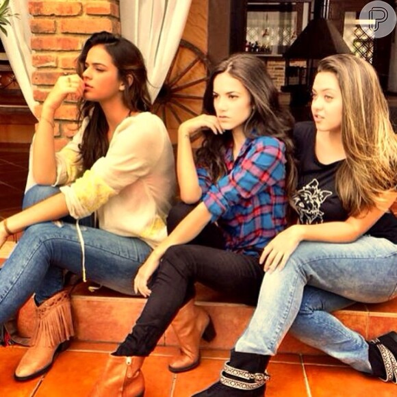 Bruna Marquezine posa com Manu Gavassi e Polliana Aleixo durante gravação de 'Em Família'