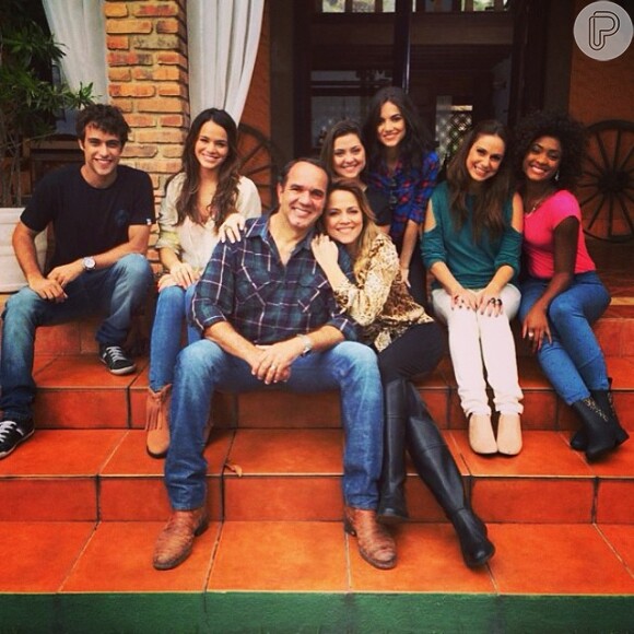 Bruna Marquezine posa ao lado de atores de 'Em Família'