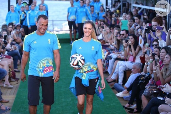 Fernanda Lima apresentou o sorteio dos jogos da Copa do Mundo ao lado do marido Rodrigo Hilbert