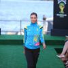 Fernanda Lima desfilou o short, calça, casado e tênis que vão ser usadas pelos voluntários do evento