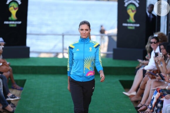 Fernanda Lima desfilou o short, calça, casado e tênis que vão ser usadas pelos voluntários do evento