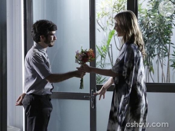 Paulinha (Christiana Ubach) seduz Breno (Celso Reeks) para convencê-lo a se aliar a Tereza (Carolina Ferraz) em 'Além do Horizonte', em 11 de abril de 2014