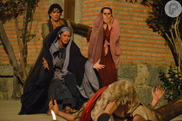 Carol Castro intepreta Maria e Fernanda Machado intepreta Maria Madalena no espetáculo 'Paixão de Cristo'