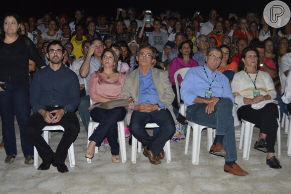 Público assiste à estreia de 'Paixão de Cristo'
