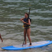 Antonia Fontenelle e Thammy Miranda praticam stand up paddle no Rio