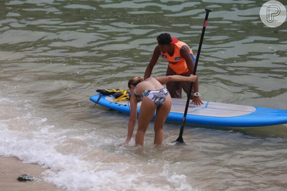 13 de abril de 2014 -Antônia Fontenelle pratica stand up paddle no Rio