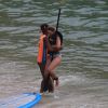 13 de abril de 2014 - Antônia Fontenelle pratica stand up paddle no Rio e é ajudada por professor