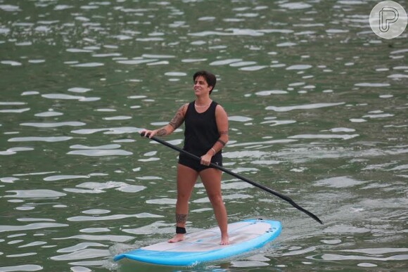 13 de abril de 2014 - Thammy Miranda pratica stand up paddle no Rio