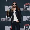 Jared Leto posa com seu prêmio do MTV Movie Awards 2014