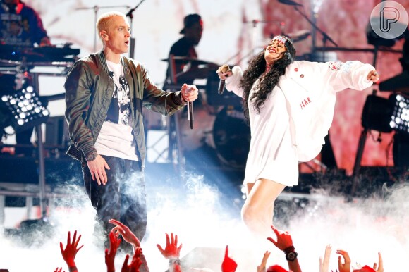 Rihanna se apresenta ao lado de Eminem no MTV Movie Awards 2014