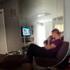Ana Hickmann assiste TV com o filho, Alexandre