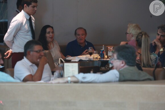 Renato Aragão almoçou com a mulher em shopping na Zona Oeste do Rio de Janeiro nesta segunda-feira, dia 14 de abril de 2014
