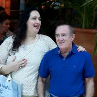 Recuperado após infarto, Renato Aragão almoça com a mulher, Lílian, em shopping