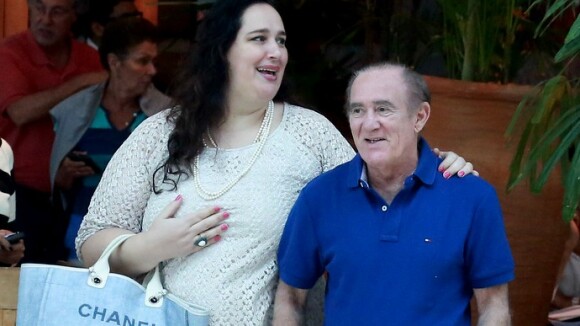 Recuperado após infarto, Renato Aragão almoça com a mulher, Lílian, em shopping