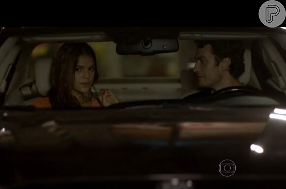 Luiza (Bruna Marquezine) e Laerte (Gabriel Braga Nunes) se beijam no carro no capítulo desta segunda-feira, 14 de abril de 2014, em 'Em Família'