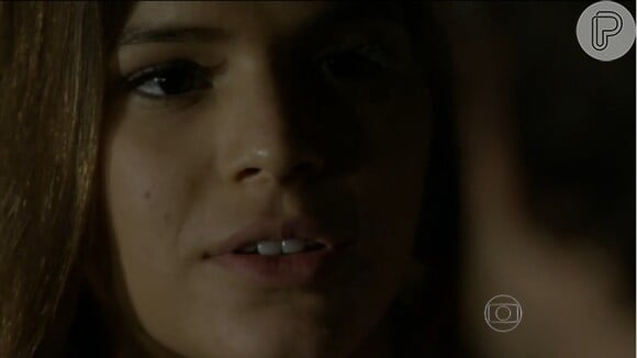 'Em Família': Luiza (Bruna Marquezine) toma ainiciativa do beijo