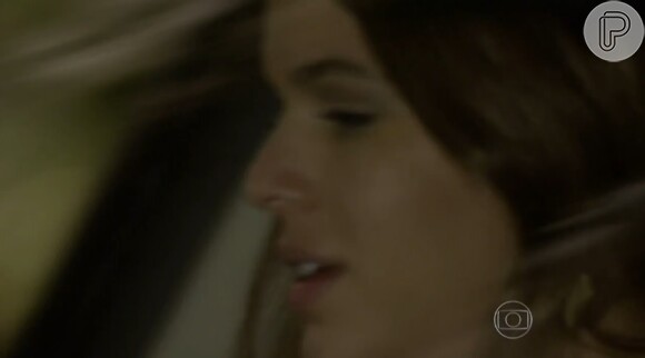 'Em Família': Luiza (Bruna Marquezine) tenta sair do carro após o primeiro beijo, mas Laerte (Gabriel Braga Nunes) a puxa de volta e eles se beijam com paixão