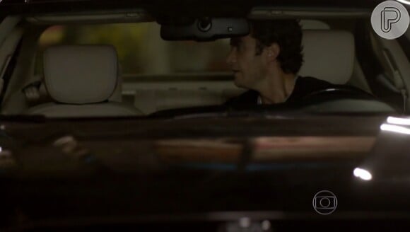 'Em Família': Laerte (Gabriel Braga Nunes) olha Luiza (Bruna Marquezine)  ir embora após o beijo