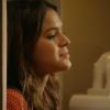 'Em Família': Luiza (Bruna Marquezine) fica pensativa ao entrar no quarto após beijo em Laerte (Gabriel Braga Nunes)