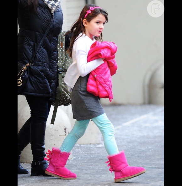 Suri Cruise, filha de Tom Cruise e Katie Holmes, não dispensa peças e acessórios cor de rosa durante seus passeios públicos