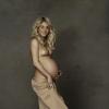 Shakira posa para convite de chá de bebê solidário online