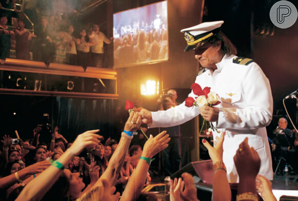 Em 2004, Roberto Carlos inaugurou o cruzeiro 'Emoções em alto mar'