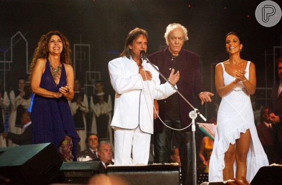 Em 2004, Roberto Carlos cantou ao lado de Erasmo Carlos, Ivete Sangalo e Elba Ramalho no seu especial de fim de ano da TV Globo