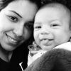 Micael Borges publica foto do filho, Zion, mostrando a língua ao lado da mamãe, Heloisy Oliveira, em 17 de abril de 2014