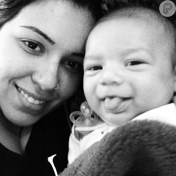 Micael Borges publica foto do filho, Zion, mostrando a língua ao lado da mamãe, Heloisy Oliveira, em 17 de abril de 2014