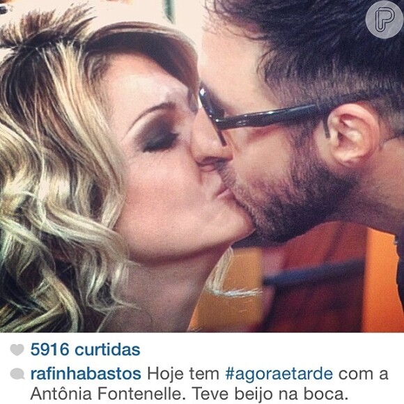 Rafinha Bastos e Antonia Fontenelle se beijam no programa 'Agora é Tarde'